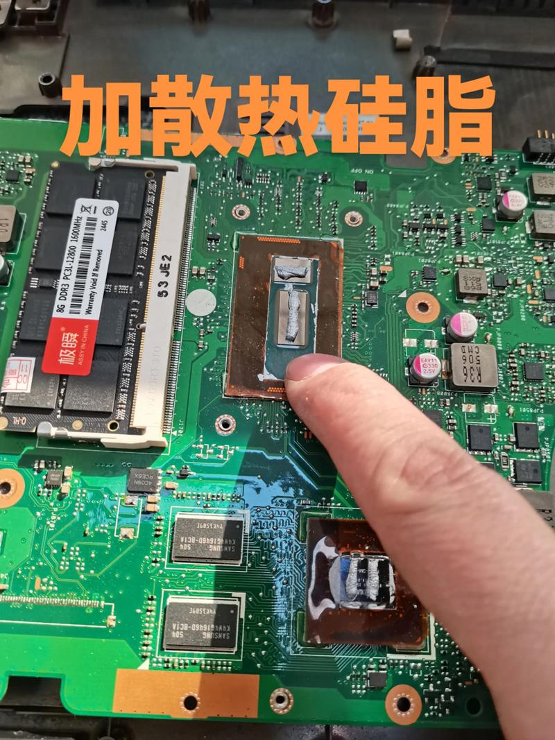 华硕x55vd笔记本如何加内存条,需要拆下哪个螺丝?