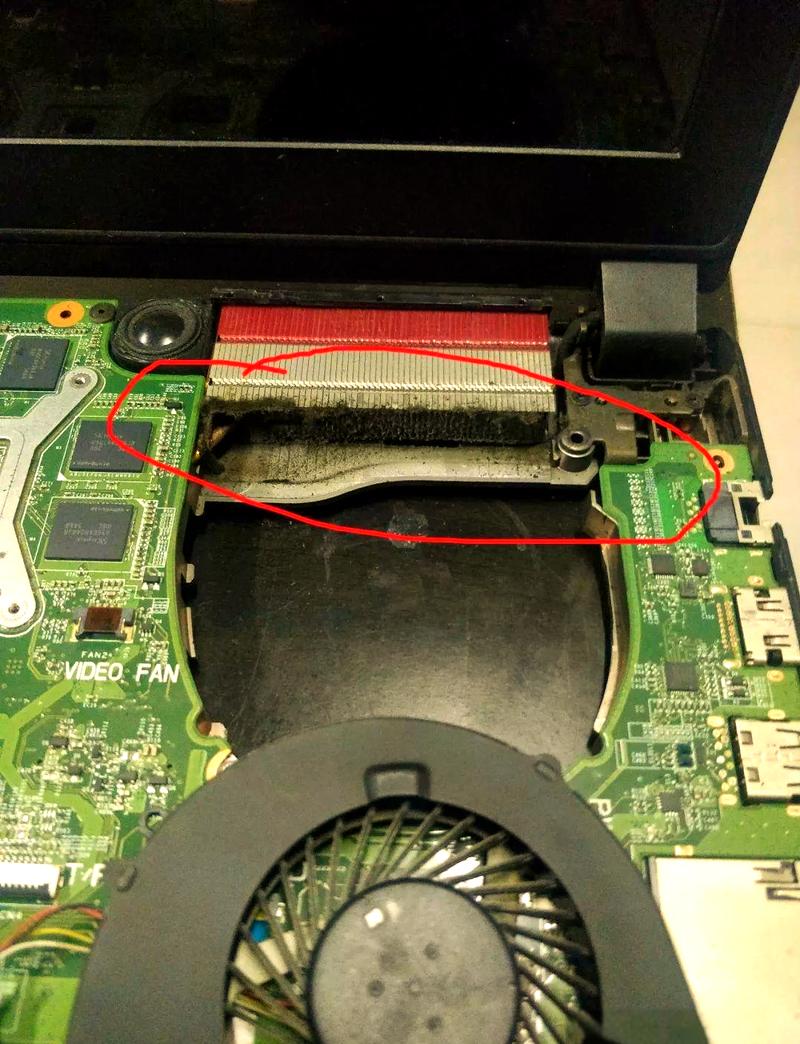 华硕y581c笔记本如何拆机清理风扇?