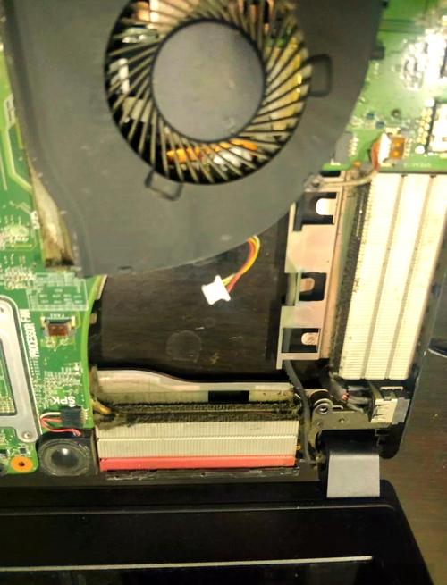 华硕笔记本电脑A43拆机清理风扇灰尘教程