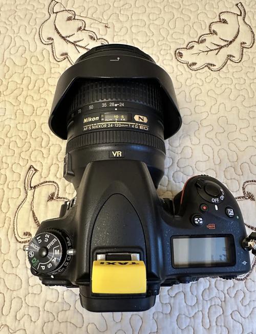 尼康的相机充电口在那里