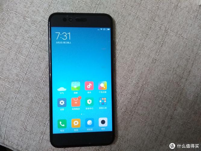 小米5x前面的屏幕是曲面的吗