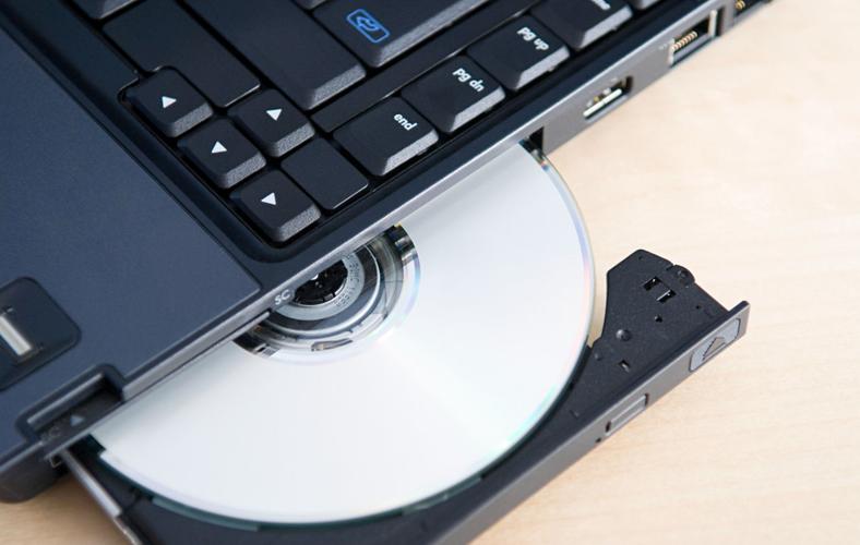现在的笔记本电脑都没有放光盘的了吗