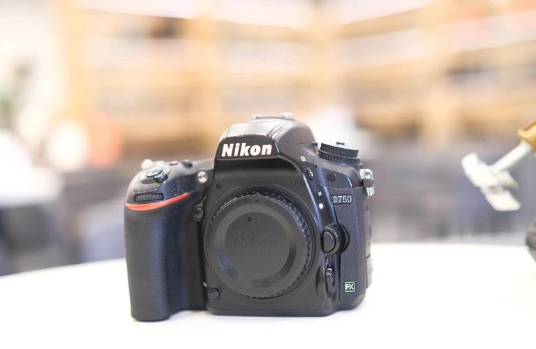入手尼康d750请问配什么镜头