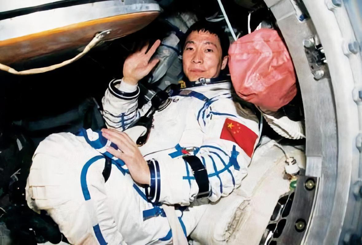 杨利伟是神州几号杨利伟是著名的航天员他乘坐的是神州几号飞船