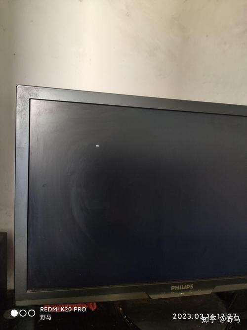 电脑开机显示器黑屏有一道小白杠电脑屏幕出现白色条纹