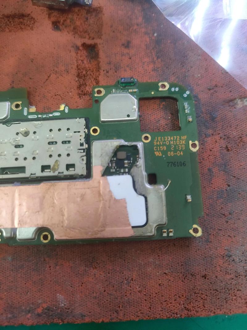 OPPOr15手机主板有一点弯曲,上面的背面屏幕稍微要裂开,但是还是可以...