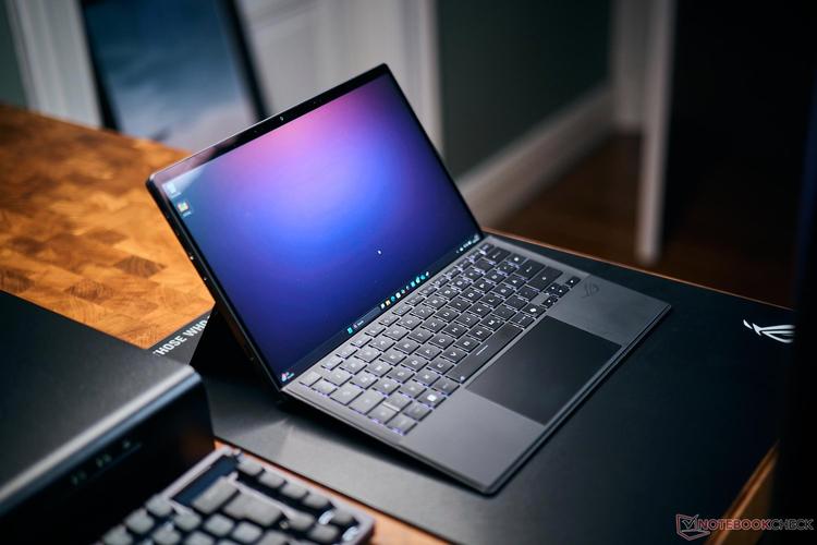 二合一电脑和普通笔记本哪个更适合学生群体