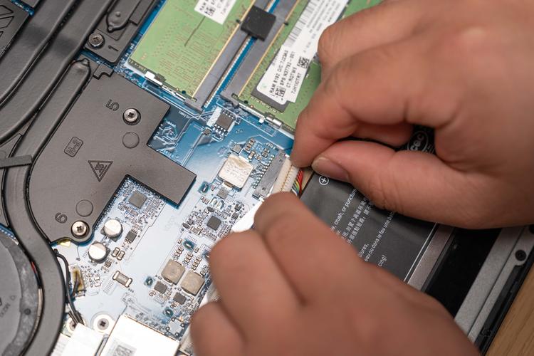 笔记本加内存时要拔下电池吗