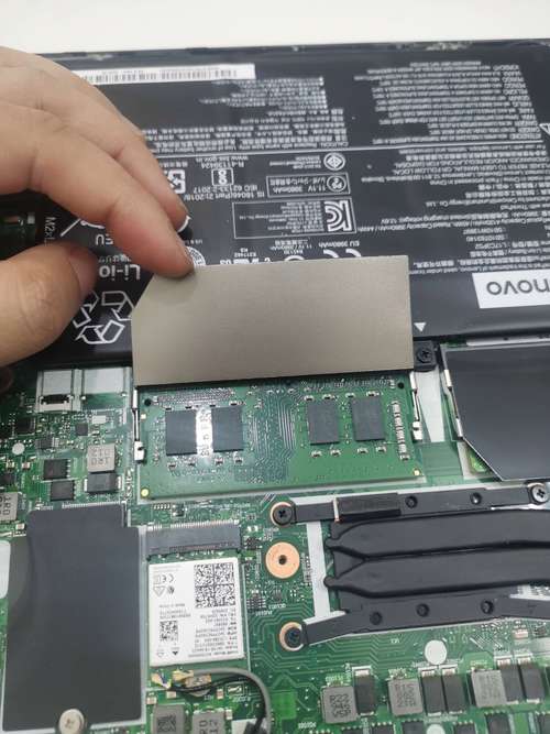 联想笔记本电脑如何安装内存条?