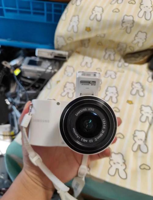 ...前两天购买了三星nx1000的相机,相充电时,打开电池锁,电池只是小幅度...