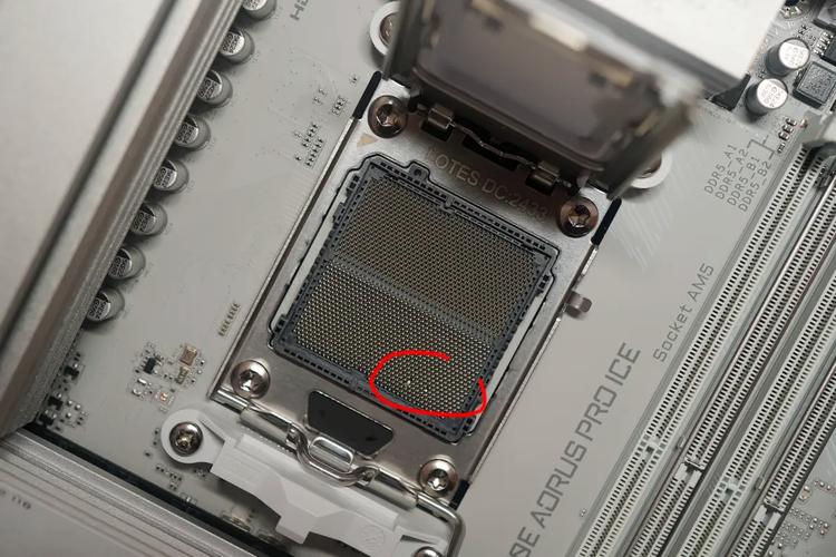 主板针脚弯了,cpu按上开不了机,去实体店说因为针脚弯了把cup烧了,这个...