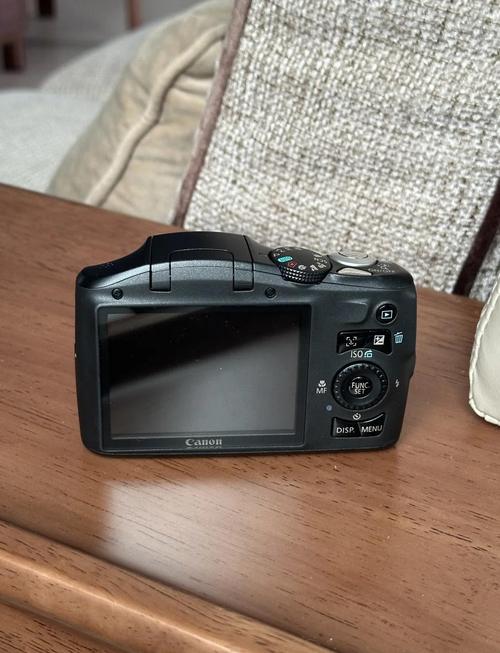 佳能130数码相机充电孔在哪