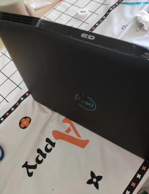 电脑显示屏有裂缝是什么坏了电脑液晶显示屏出现裂痕