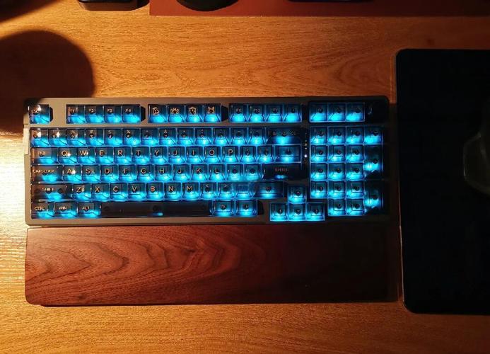 机械键盘灯光怎么切换色彩