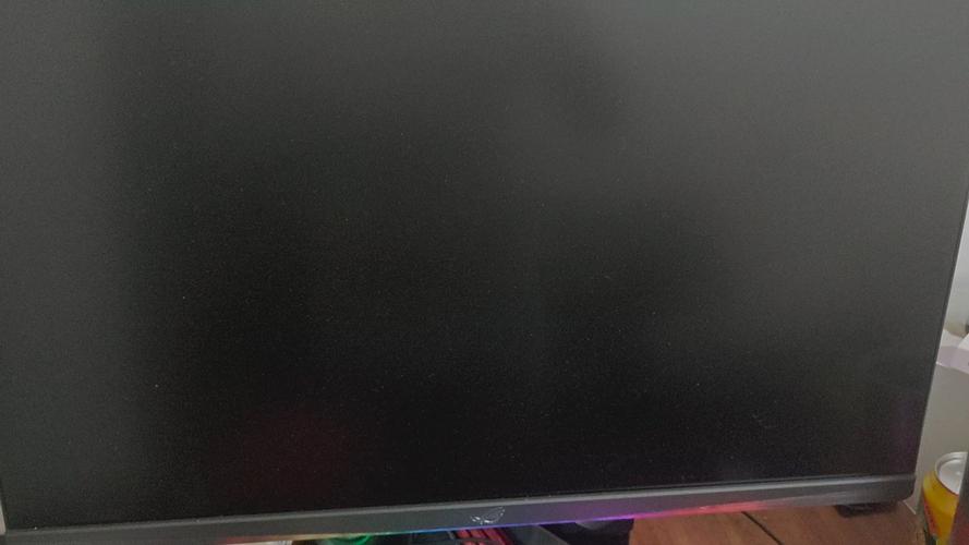 电脑开机显示屏只亮了一下就黑屏了?