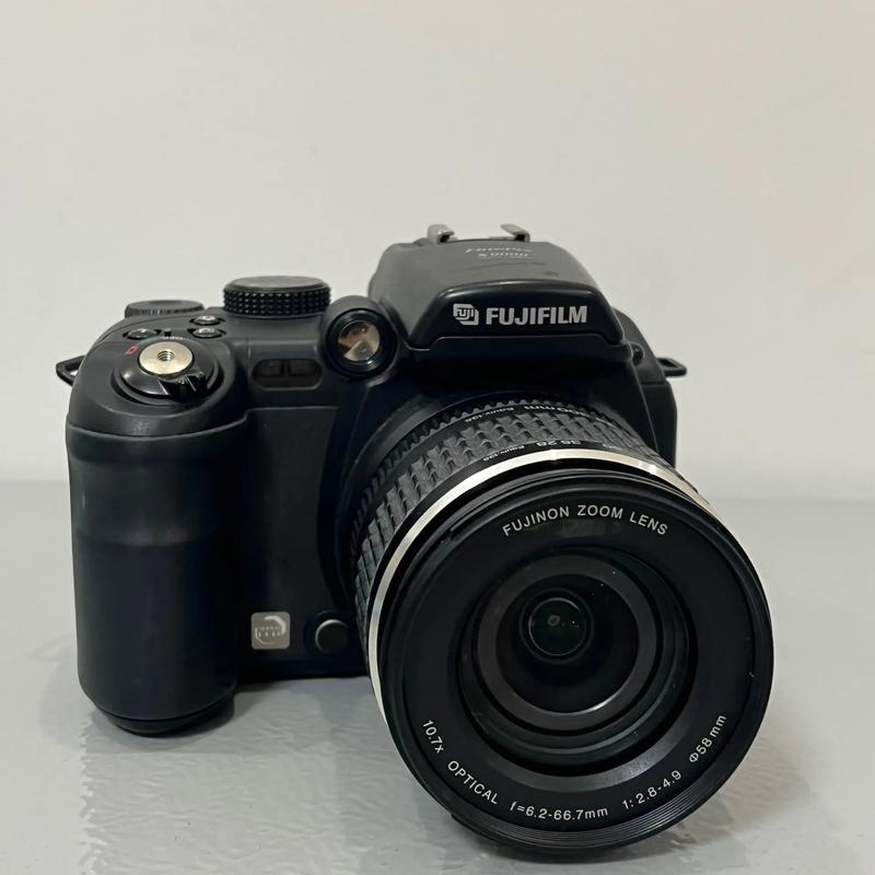 想买数码相机,有没有专家指点下怎么挑选?