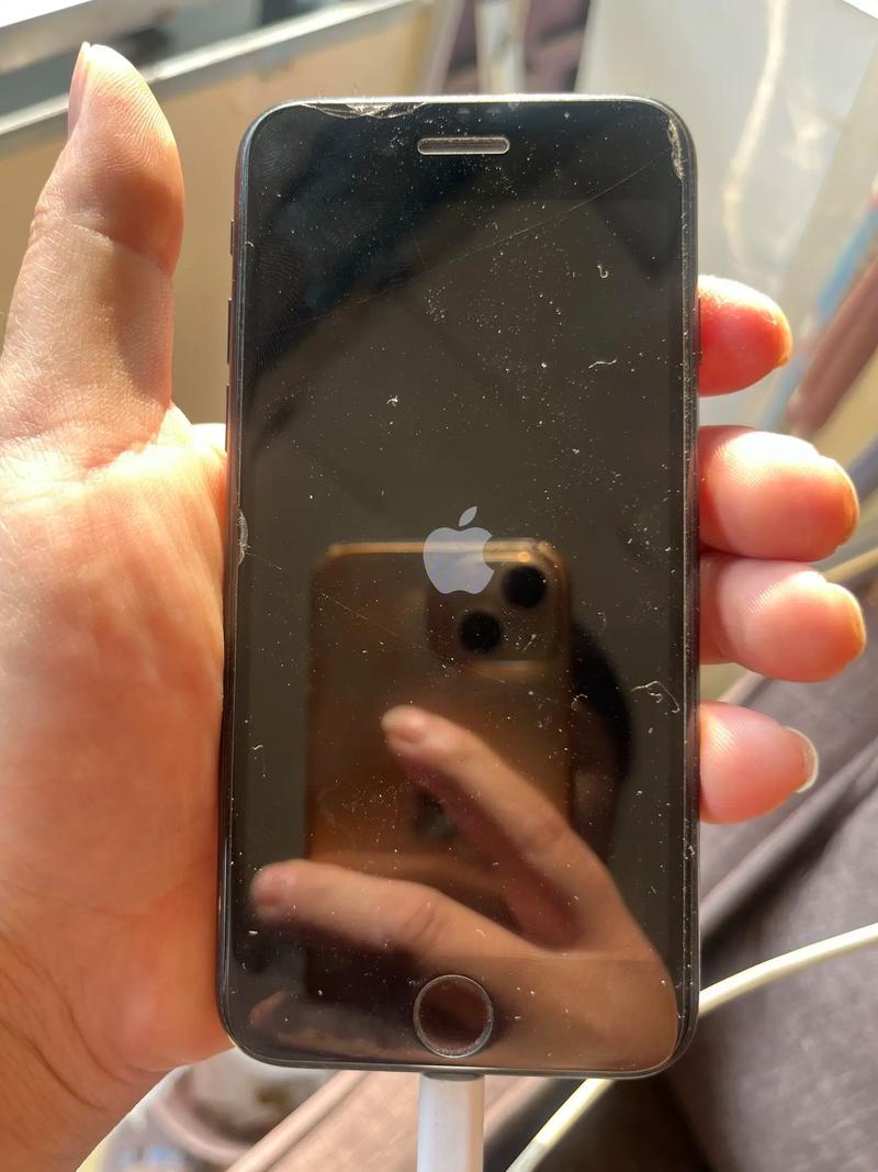 iphone6开机之后一直黑屏中间有个白苹果怎么办