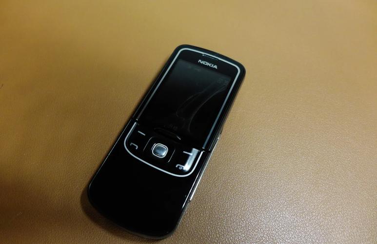 诺基亚8860屏幕一圈发白