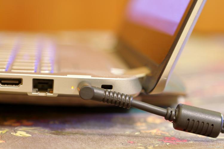 新笔记本电脑第一次充电多久