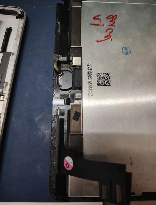 惠普14-ce1006tx电脑怎么把后盖打开