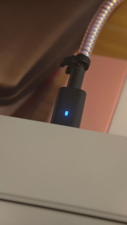 笔记本充电口旁边的小灯一闪一闪