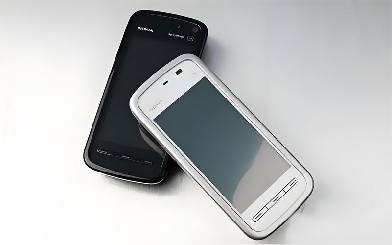 NOKIA的5230手机是否有挂手机链子的地方和蓝牙功能