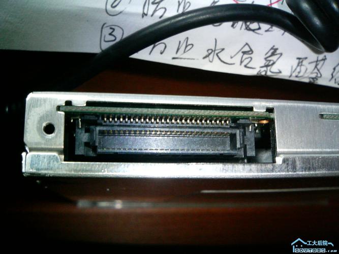 大家帮我看看这个笔记本光驱是什么接口?我想转为SATA接口行吗?