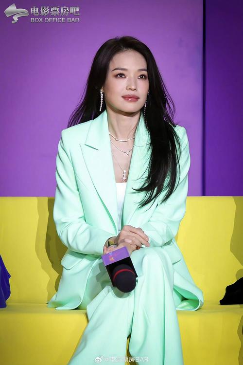 《非诚勿扰》里舒淇用的那款旋转得手机是摩托罗拉得哪款呀?