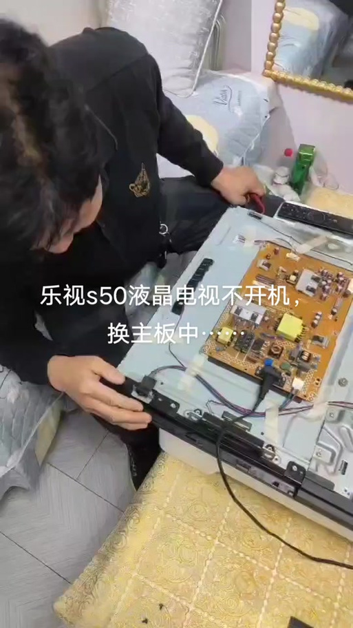 HDMI接口在电视上什么位置?