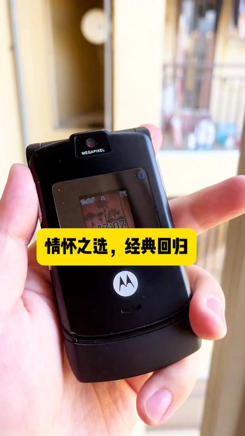 经典翻盖刀锋变身全屏V3,它能否再续MOTO的辉煌?
