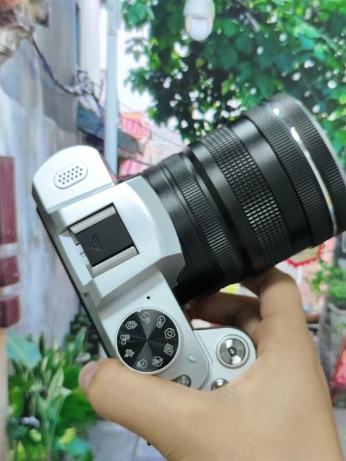 请问潜望式镜头和伸缩式镜头各有哪些特点?谢谢……