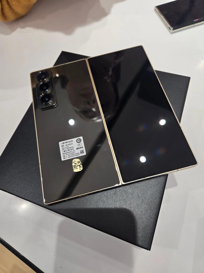 三星折叠手机zflip7070和一代区别