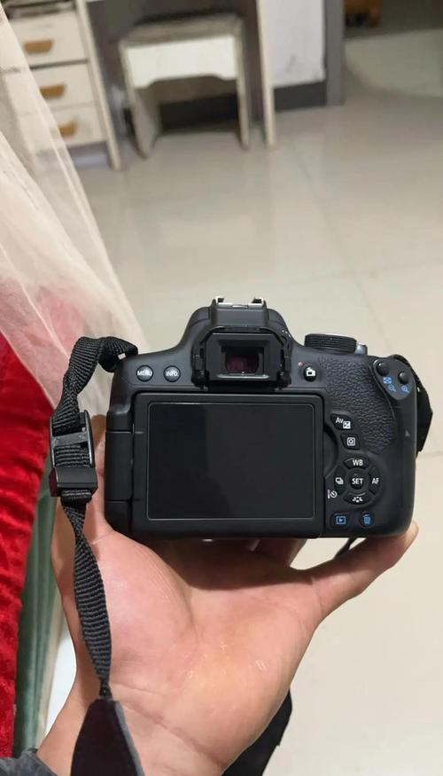 佳能的7d是全画幅的单反相机吗?