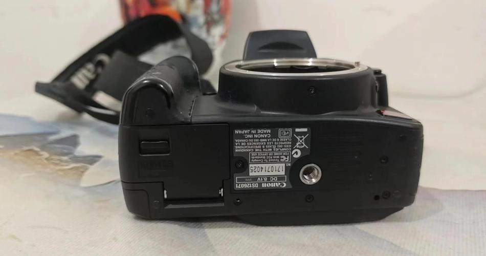 我有一个佳能350D相机,用了半年了,现在想卖,请问能卖多少钱?