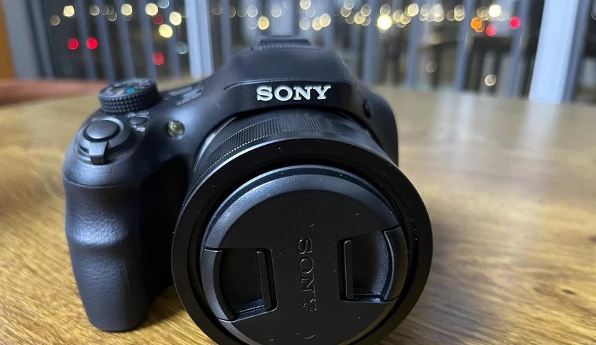 求推荐2000以内的性价比高的相机,有朋友说买索尼H400,看了一下感觉单反...