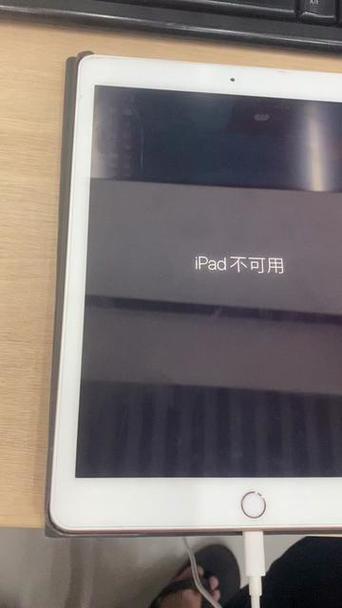 我的ipad的硬壳保护套,怎么也去不下来了,请指点有没有什么轻松取下它...