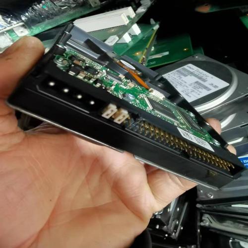 日立500G硬盘,滴答滴答响!经常开不开机,刚才开了10次也没开起,气的我...