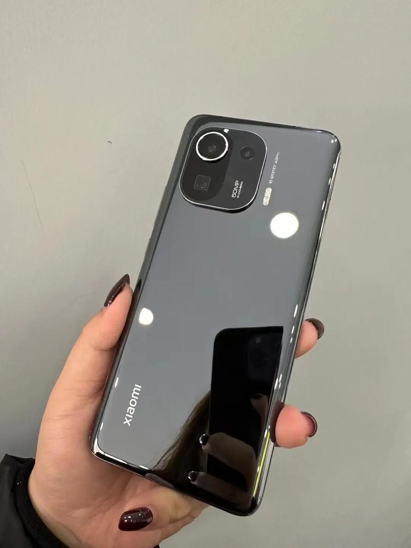 小米11pro是曲面屏吗