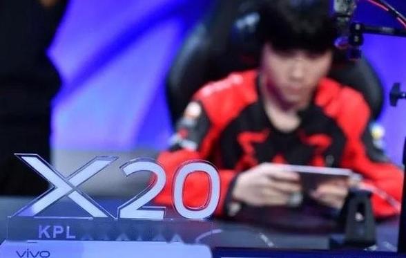 王者荣耀职业联赛的选手打比赛时用的是自己的手机还是比赛给的手机...