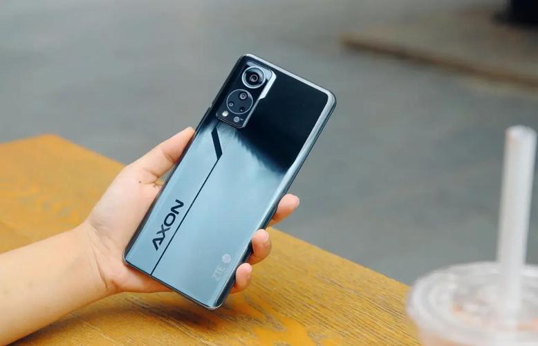 中兴axon30屏下版缺点