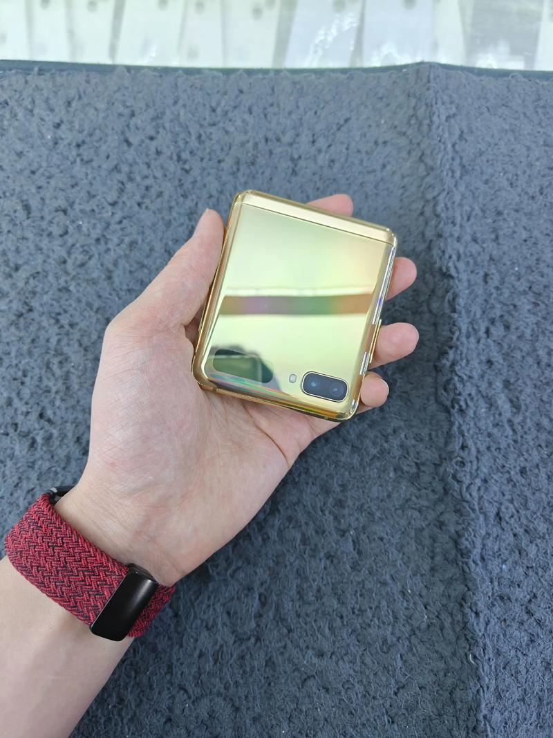 三星小折叠,他折叠的时候闪屏怎么回事