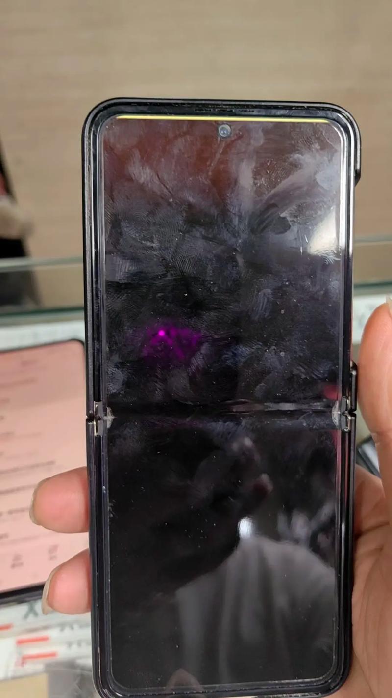 三星折叠屏有黑点