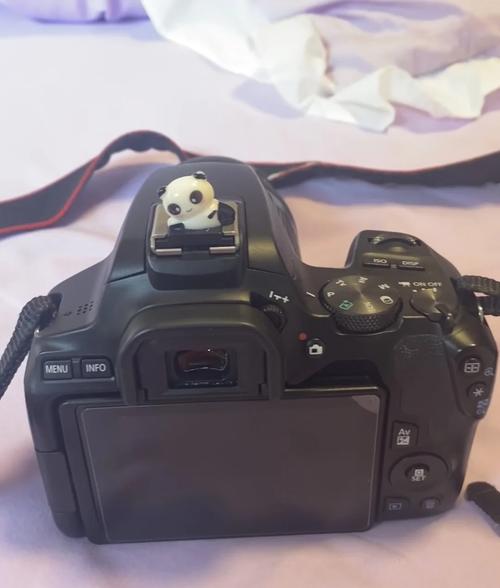 ...200d值得买吗?佳能200d配什么镜头?佳能200d二代怎么样?