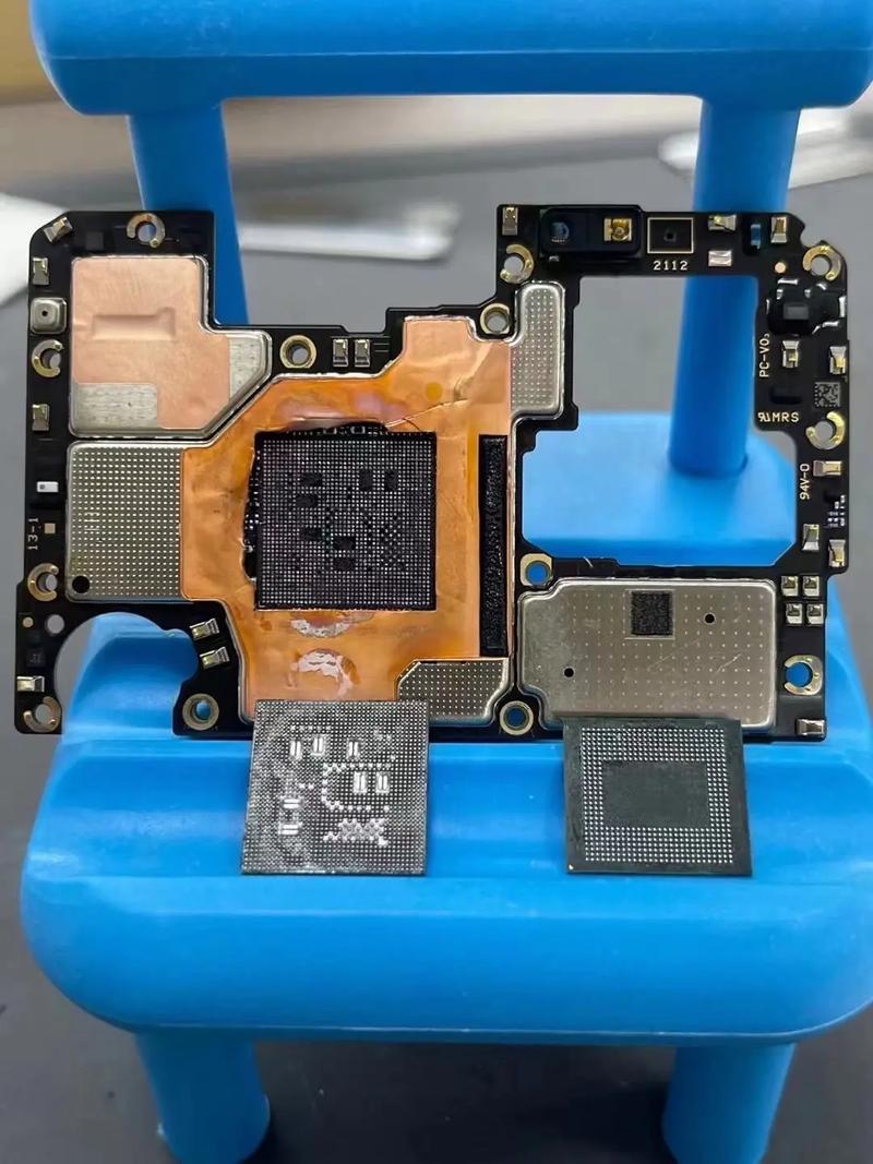 电脑的芯片主要是由什么物质组成的