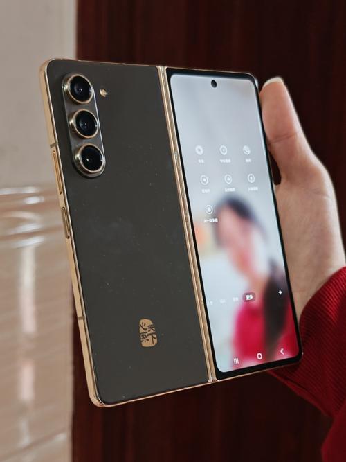 有一款后置摄像头很大的手机