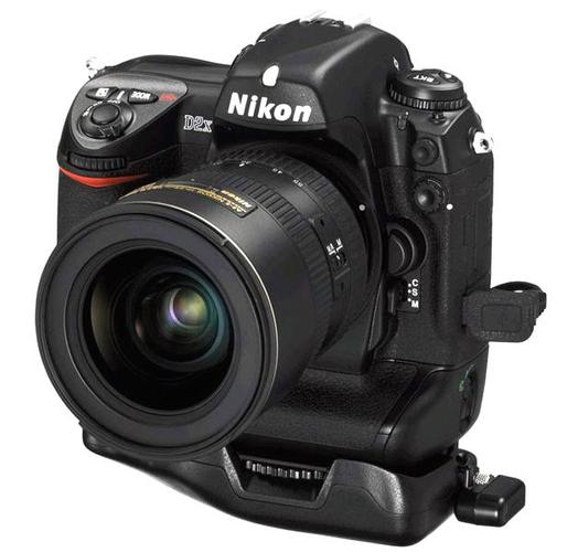 在线急求两款尼康相机的区别.