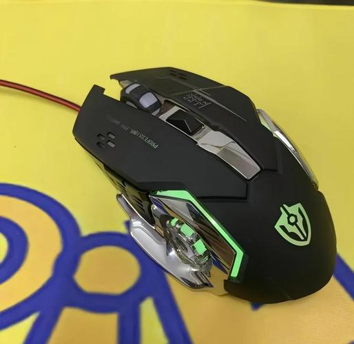 这个是牧马人鼠标,跟7叔买的~~左键坏了,我想拆出来研究,,上面有两个...