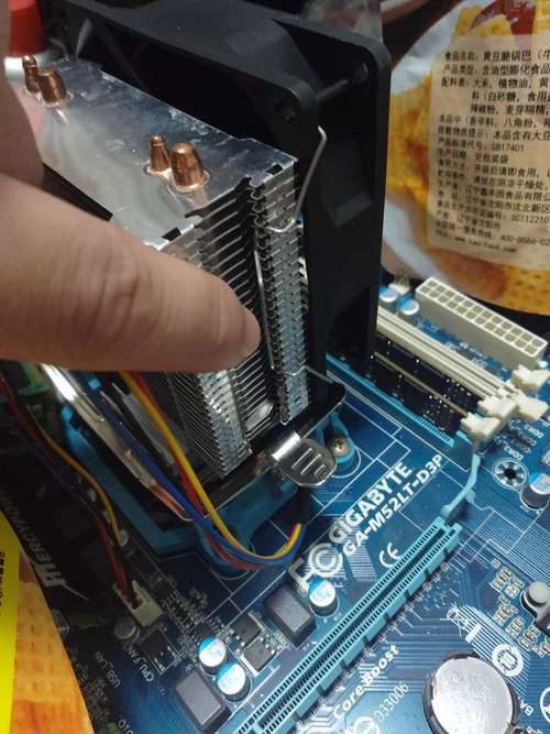 如何拆卸CPU散热器的散热片啊?