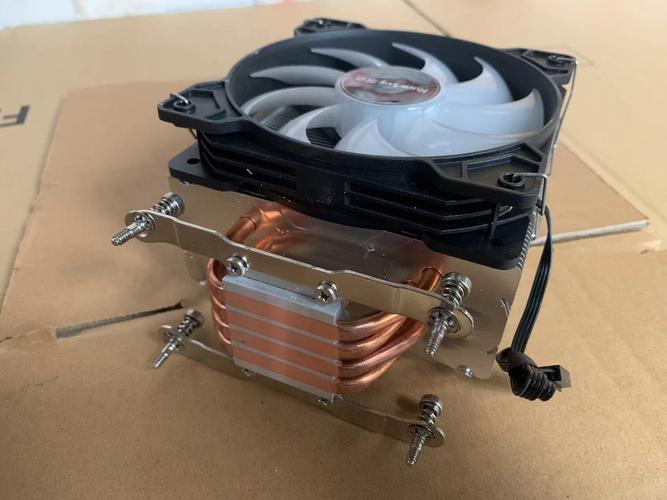 cpu散热风扇怎么拆卸下来?四个角那儿好难拔hellip