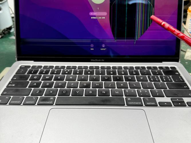 苹果手机黑屏但是有声音屏幕不亮怎么办?